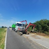 Mezzi all'opera per il recupero del carico