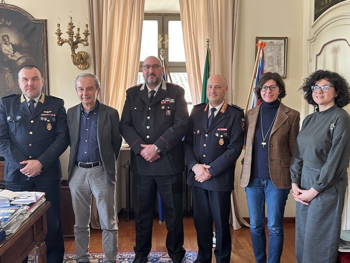 Da sinistra il vicecomandante della Polizia Locale Mussetto, il sindaco Fogliato, il colonnello Repetto, il comandante Detoma, la segretaria generale Basso, l'assessora Amato