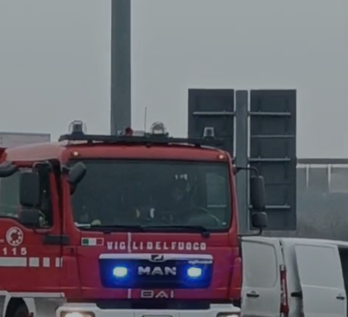 Furgone in fiamme all’autogrill Crocetta sull’A21