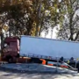 Il camion incastrato nella rotonda di corso Savona Il camion incastrato nella rotonda di corso Savona