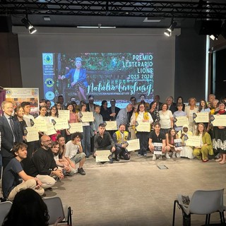 La voce... Delle scuole: al “Monti” terza edizione per la mostra I fiori del nostro giardino