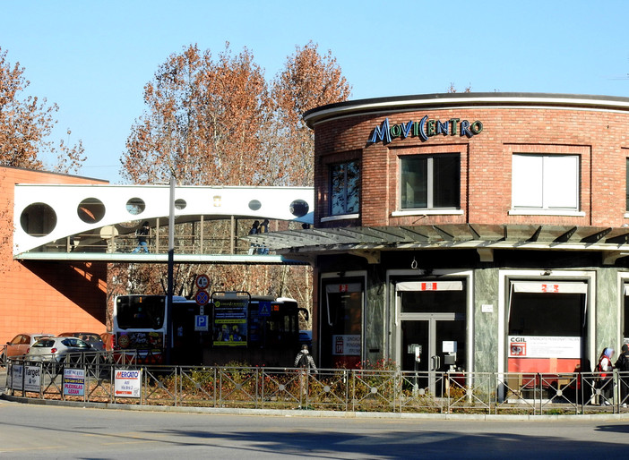 Il Movicentro attiguo la stazione ferroviaria Il Movicentro attiguo la stazione ferroviaria