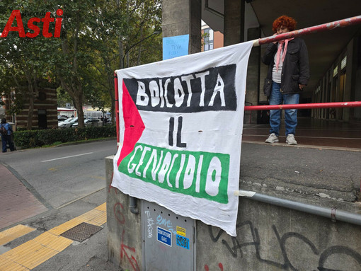 Il manifesto di sabato durante la sensibilizzazione contro TEVA di alcuni rappresentanti della società civile Il manifesto di sabato durante la sensibilizzazione contro TEVA di alcuni rappresentanti della società civile