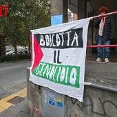 Il manifesto di sabato durante la sensibilizzazione contro TEVA di alcuni rappresentanti della società civile