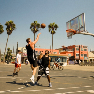 L'R&amp;B napoletano di Livio Cori conquista Hollywood: il documentario "Luntano" in anteprima al TCL Chinese Theatre