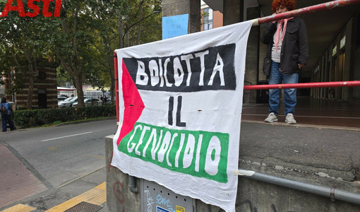Il manifesto di sabato durante la sensibilizzazione contro TEVA di alcuni rappresentanti della società civile