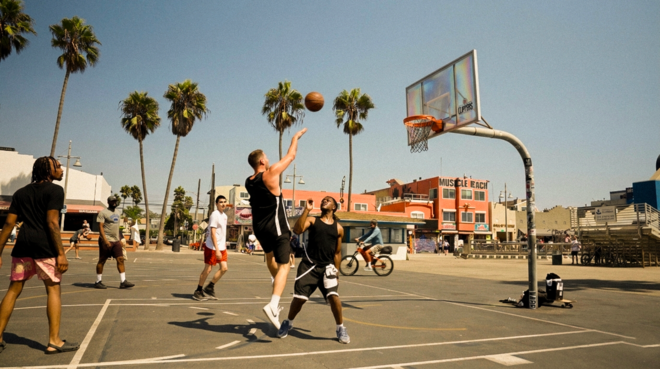 L'R&amp;B napoletano di Livio Cori conquista Hollywood: il documentario "Luntano" in anteprima al TCL Chinese Theatre