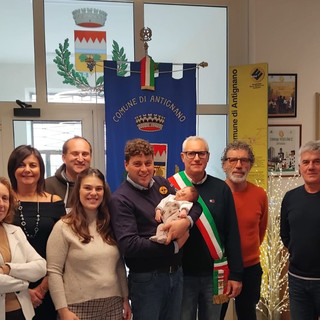 Il piccolo Giulio è il sesto nato antignanese del 2025 Il piccolo Giulio è il sesto nato antignanese del 2025
