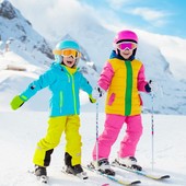 Casco obbligatorio, ma non solo: sulle piste la sicurezza parte anche dall’attrezzatura Casco obbligatorio, ma non solo: sulle piste la sicurezza parte anche dall’attrezzatura