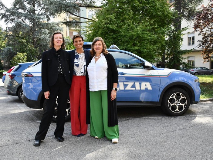 Il questore con i due commissari alla cerimonia di congedo