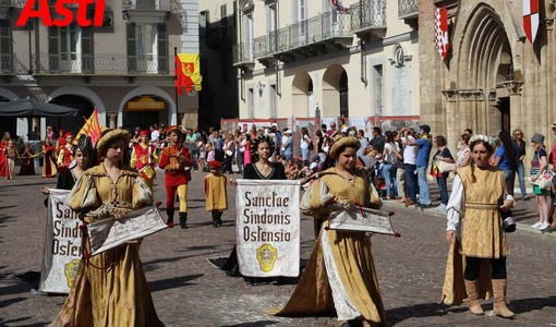 Asti torna nel Medioevo con mille bambini: sabato la grande sfilata prima del Palio con un tema unico