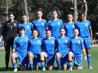Foto delle “azzurrine” al completo (Foto FIGC)