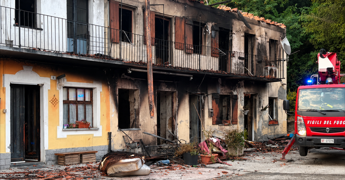 Immagine della cascina distrutta dal rogo (Nodo Zero Aps) Immagine della cascina distrutta dal rogo (Nodo Zero Aps)