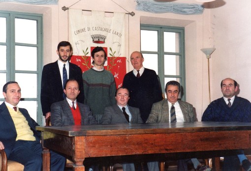 Nella foto, l'allora sindaco Masengo (al centro, con giacca grigia e cravatta scura) con il suo vice (alla sua sinistra), Gianfranco Fassone (maglia rossa) che fu a sua volta sindaco.