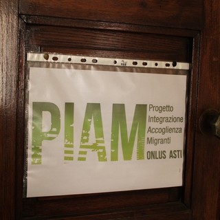 Manifesto contro la tratta, sede Piam, Asti (Ph. Laura Nosenzo)
