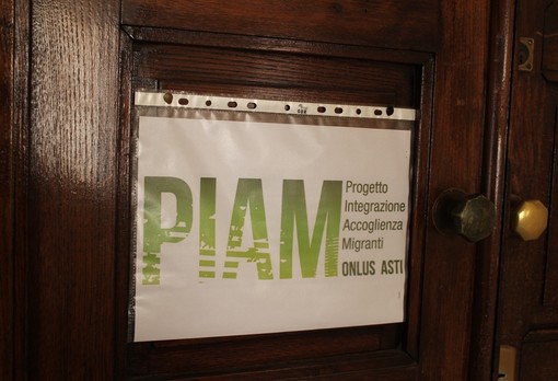 Manifesto contro la tratta, sede Piam, Asti (Ph. Laura Nosenzo)