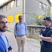 Il sindaco Gatto, qui col suo assessore Davide Tibaldi e il comandante della Compagnia Carabinieri, capitano Giuseppe Santoro, dopo lo sgombero della palazzina prospiciente alla stazione ferroviaria