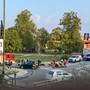 Alba, auto contro moto alla rotonda di via Santa Margherita: motociclista ferito lievemente