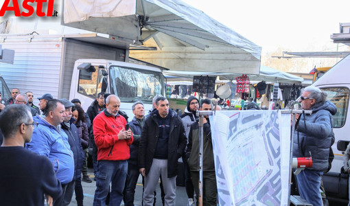 Foto tratta da una delle assemblee pubbliche al mercato di Asti
