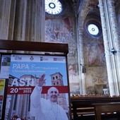 Uno scorcio della Cattedrale di Asti, in allestimento per ospitare il Santo Padre