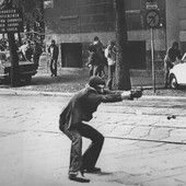 La celebre immagine, scattata da Paolo Pedrizzetti, di Giuseppe Memeo con in mano una pistola durante gli scontri di Via degli Amici a Milano (1977) - Fonte: Wikipedia