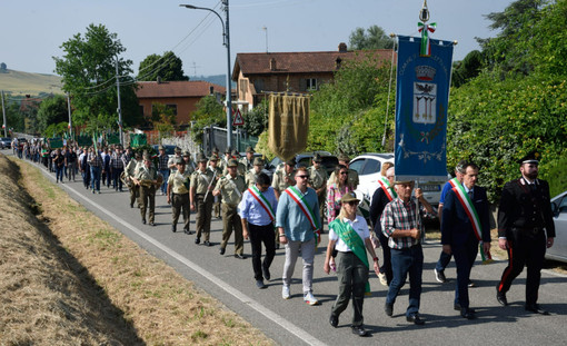 Il corteo sfila per le campagne di Castelletto Merli durante la Festa del 60° anno di fondazione del Gruppo Alpini Il corteo sfila per le campagne di Castelletto Merli durante la Festa del 60° anno di fondazione del Gruppo Alpini