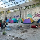 Accampamenti lungo il Tanaro, ad Alba l'emergenza dell'accoglienza si vede anche nelle tende