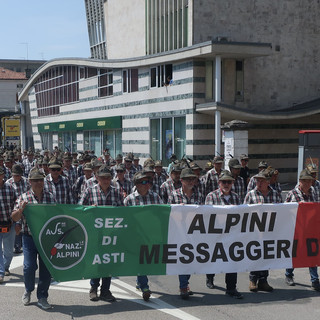 Le Penne Nere astigiane dietro allo striscione Sezionale all’Adunata del 2024 a Vicenza (Ph. Giorgio Gianuzzi)