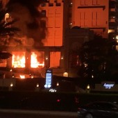 Le fiamme davanti all'Hotel Le fiamme davanti all'Hotel