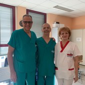 In foto, da sinistra Paolo Asperio (direttore della Struttura semplice dipartimentale di Chirurgia Maxillo-Facciale), Roberto Briatore (direttore f.f. della Struttura complessa di Otorinolaringoiatria), Gabriela Pina Basilico (coordinatrice infermieristica Chirurgia Maxillo Facciale e Otorinolaringoiatria)