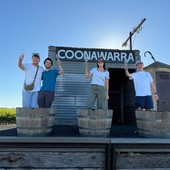 Lorenzo Barbero, l'ultimo a destra, lavora in una cantina a Coonawarra, nell'Australia meridionale