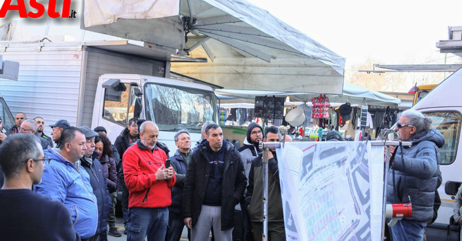 Foto tratta da una delle assemblee pubbliche al mercato di Asti