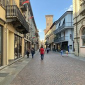 Negozi con porte aperte e climatizzatori accesi, Alba sceglie il dialogo: «Prima sensibilizziamo, poi valuteremo»