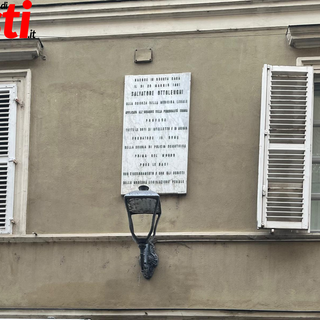 La targa apposta sulla casa di Ottolenghi in via della Valle