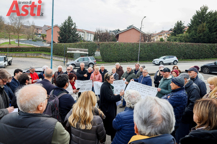 La partecipata assemblea nei pressi di via Spandre (MerfePhoto)