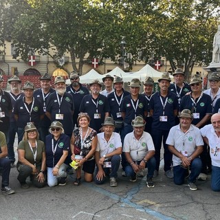 Il numeroso gruppo di Alpini astigiani al termine del servizio del Palio.