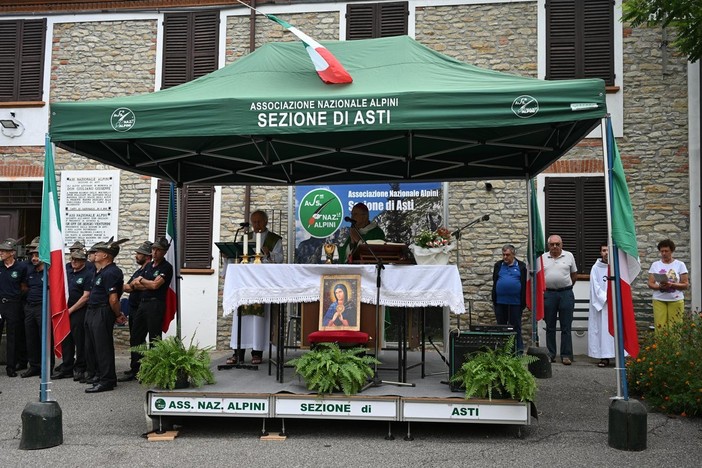 Un momento della funzione religiosa celebrata sul sagrato del santuario dei Caffi