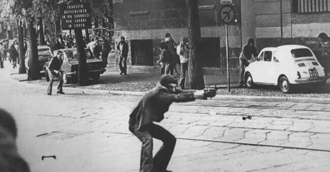 La celebre immagine, scattata da Paolo Pedrizzetti, di Giuseppe Memeo con in mano una pistola durante gli scontri di Via degli Amici a Milano (1977) - Fonte: Wikipedia