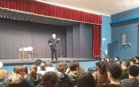 Renzo Arato in scena con “Alfieri ed io”