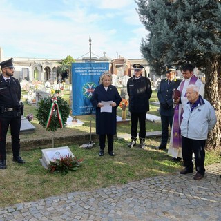 Un momento di preghiera al cippo dell’Insigniti Astigiani al Cimitero di Asti (Merphefoto)