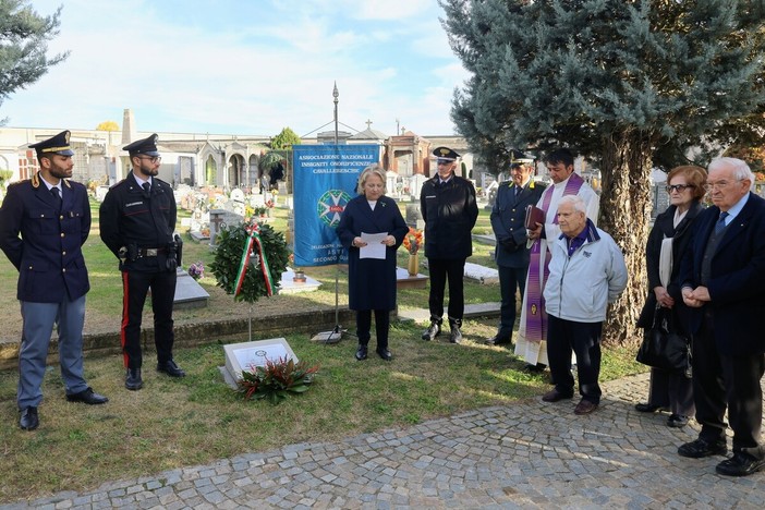 Un momento di preghiera al cippo dell’Insigniti Astigiani al Cimitero di Asti (Merphefoto)