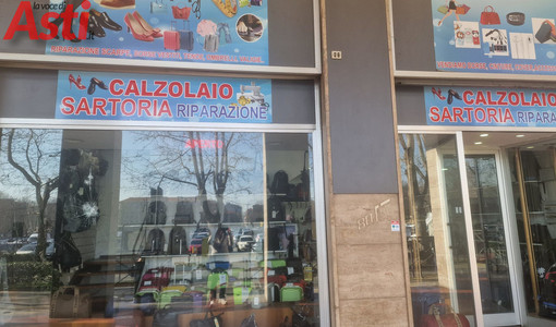La vetrina della sartoria presa di mira
