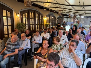Tre immagini dell'assemblea