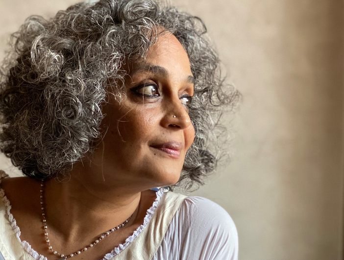 Arundhati Roy, scrittrice indiana di cui leggere qualcosa quanto prima