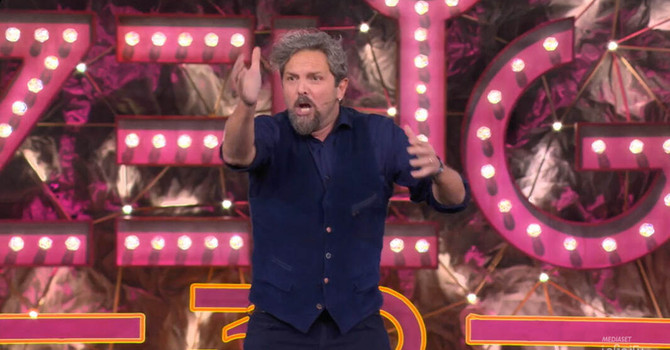 Antonio Ornano ritratto in un fermo immagine della sua performance a "Zelig 30"