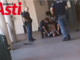 Asti, caos a pochi passi dal centro: giovane semina il panico in corso Einaudi [VIDEO]