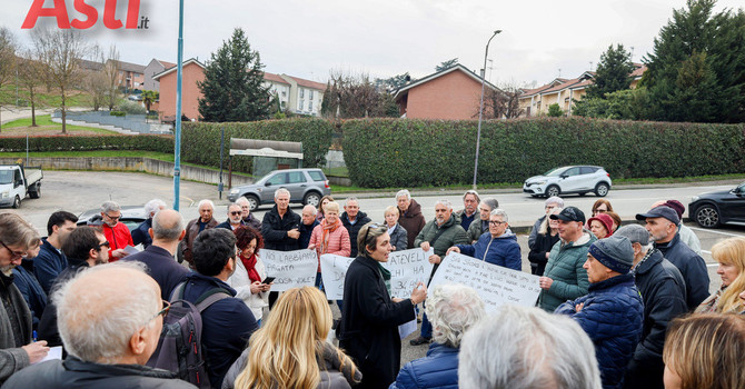 La partecipata assemblea nei pressi di via Spandre (MerfePhoto)