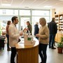 Arredo per farmacia che guida le scelte: neuroscienza e fiducia Arredo per farmacia che guida le scelte: neuroscienza e fiducia