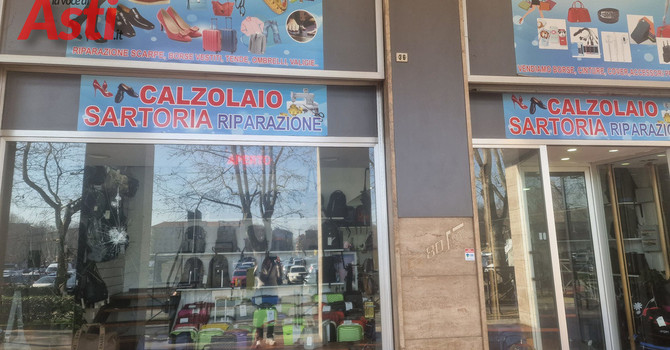 La vetrina della sartoria presa di mira