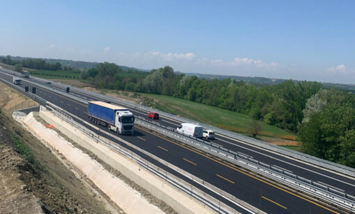 L'Asti-Cuneo nel tratto compreso tra Alba Ovest e Cherasco, appena ultimato
